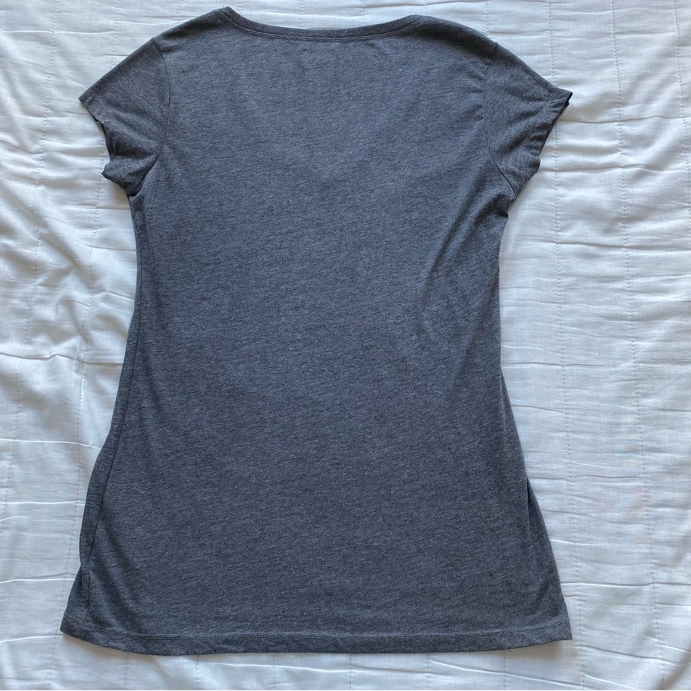 GUESS Charcoal Gray V-Neck Graphic Short Sleeve Tee - Picture 2 of 7
